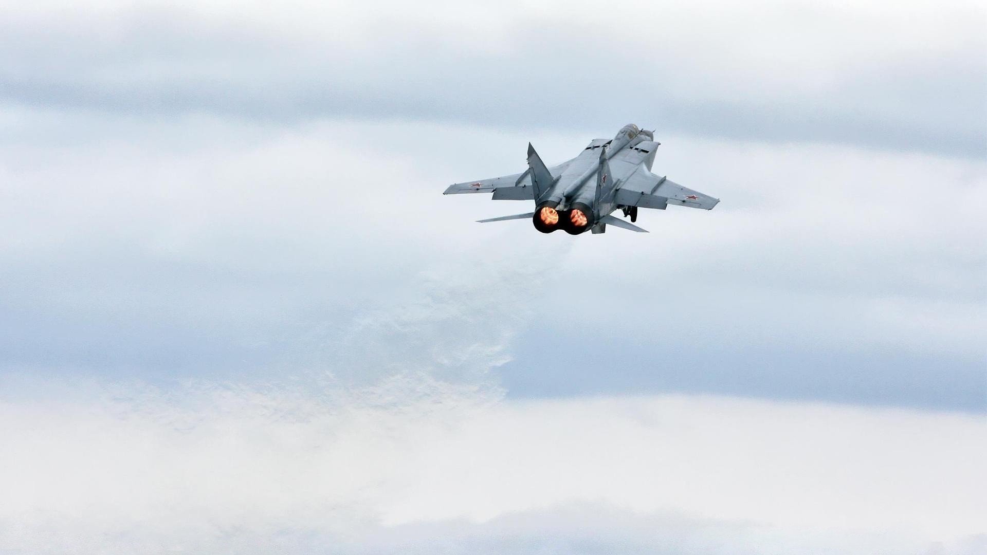 开云平台-硬仗之王降临麦迪逊!浓眉撕碎尼克斯内线,开拓者黯淡无光