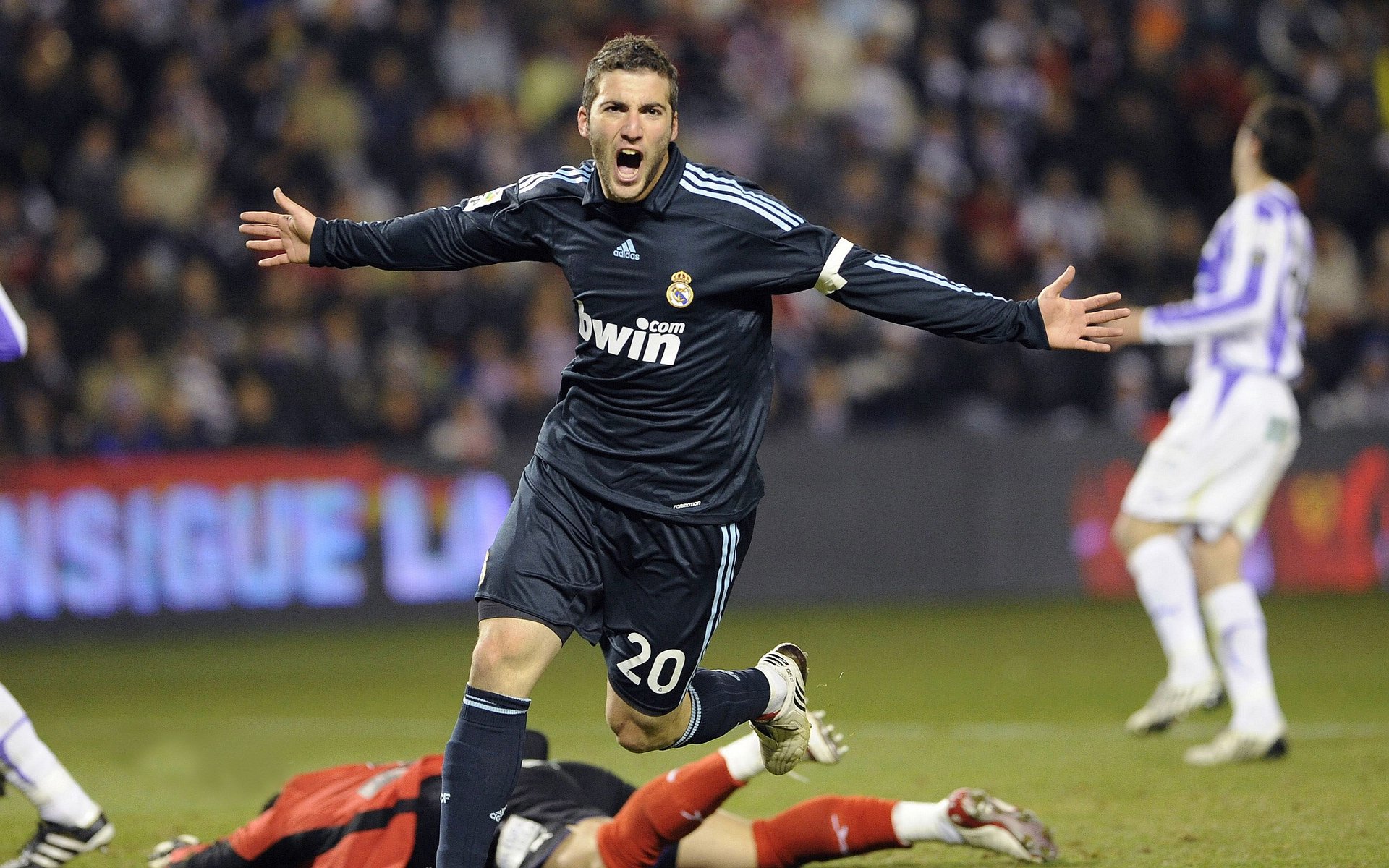 蒂亚戈统治全场,勒沃库森鏖战国米展铁血对决