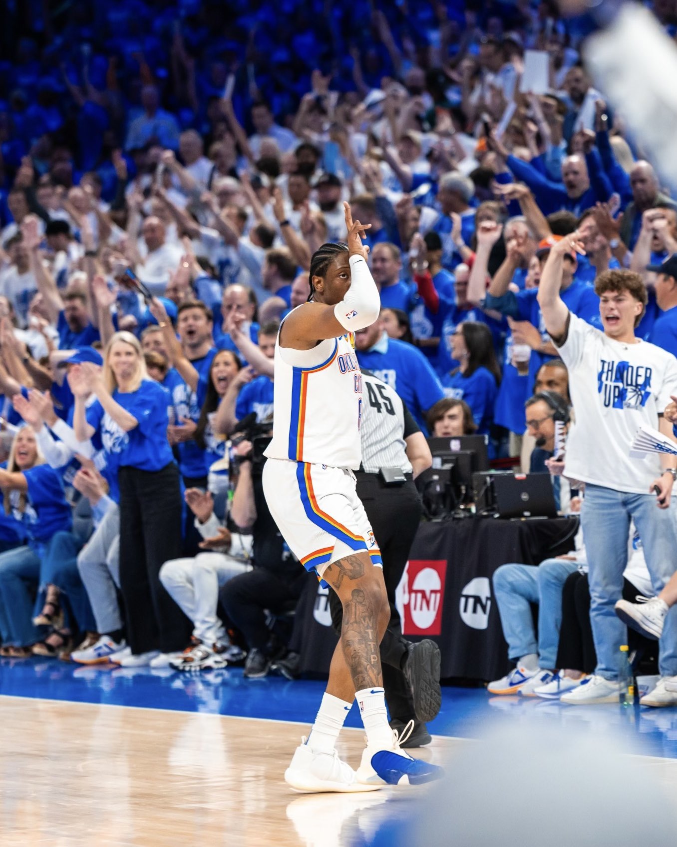 开云体育平台APP-NBA季后赛之夜,东契奇全程高能输出